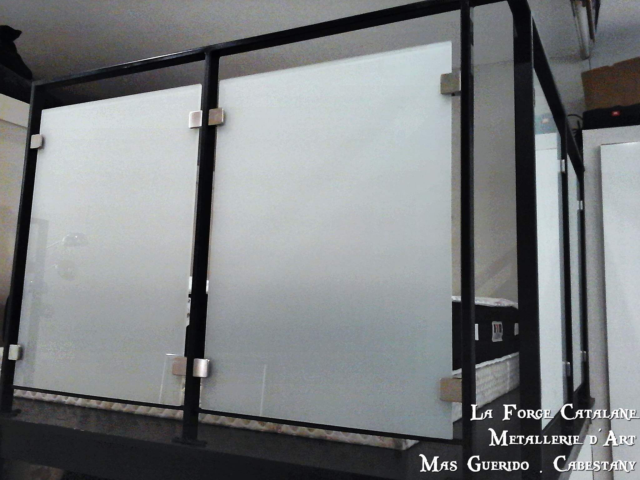 gardes corps remplissage verre opalescent forge catalan.jpg